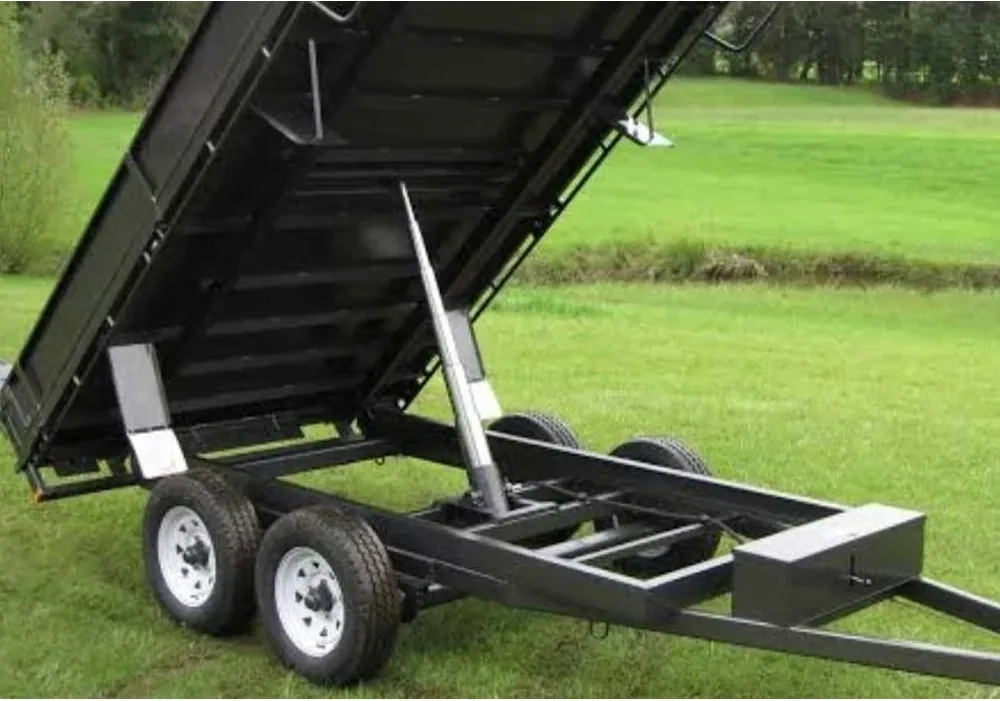 Tandem-axle dump trailer raised by an underbody telescopic cylinder